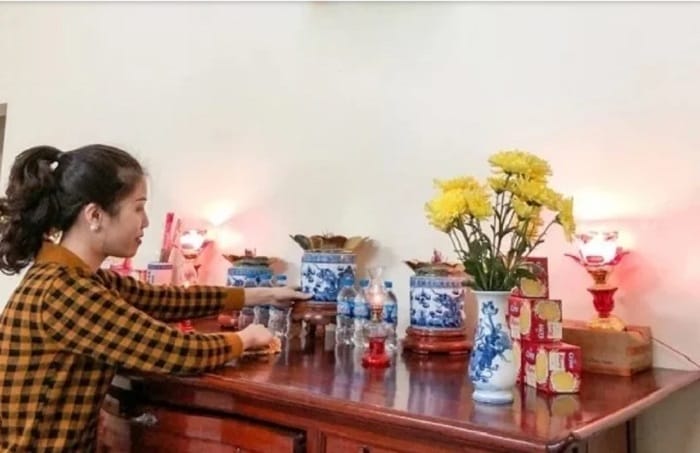 Lau dọn bàn thờ trước khi thực hiện lễ cúng rằm tháng 4