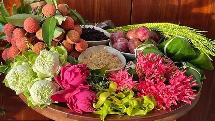 Chuẩn bị lễ vật để thực hiện nghi lễ cúng rằm tháng 6
