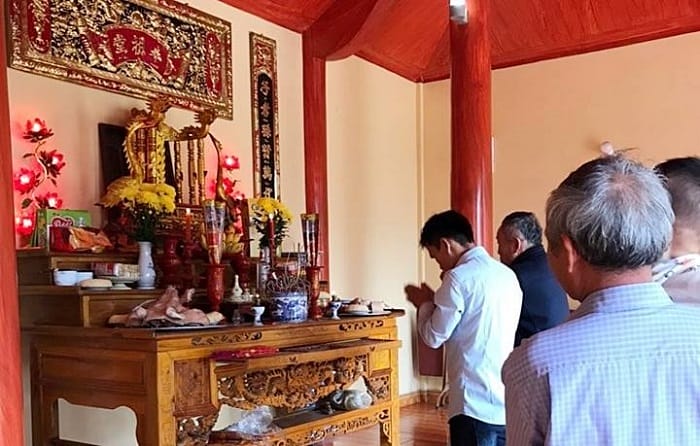 Cúng rằm cô hồn nên để ngoài sân