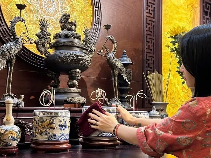 Lau dọn bàn thờ, tỉa chân nhang là việc làm cần thiết đối với gia đình Việt