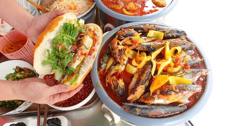 Mẹo thưởng thức bánh mì kẹp cá hộp đúng cách