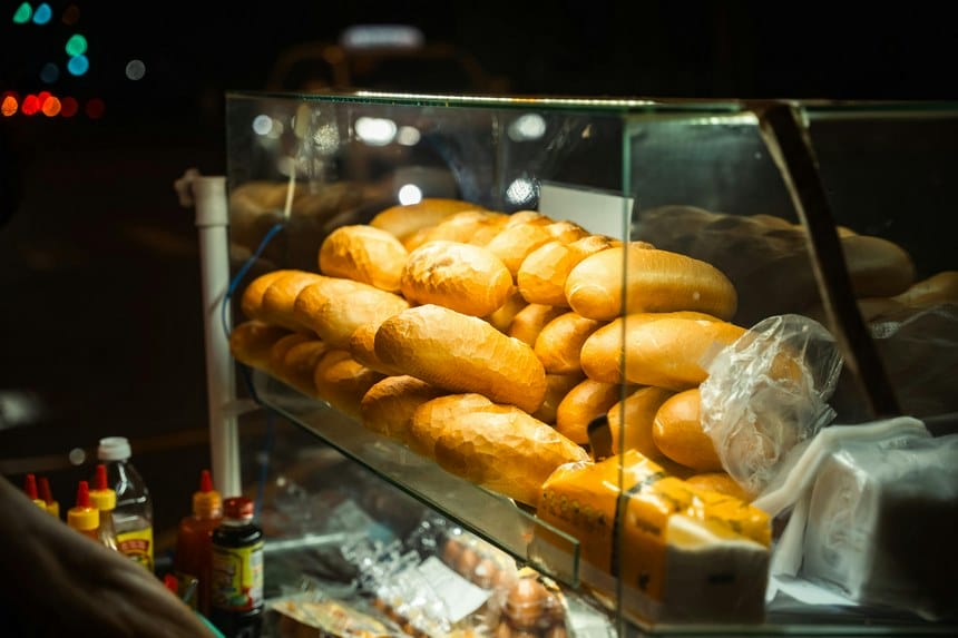 Bạn có thể tìm mua bánh mì trong mọi khung giờ.