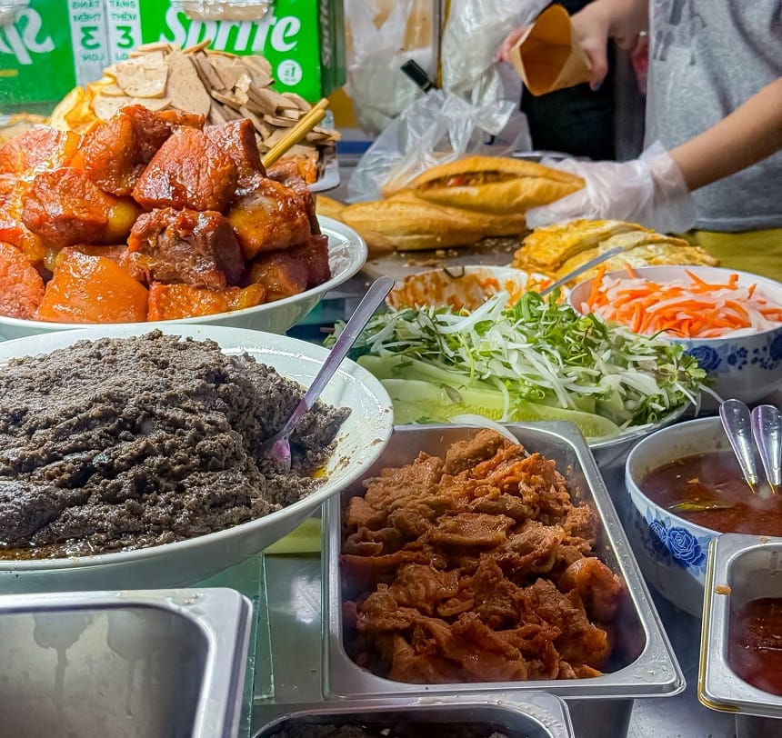 Bánh mì Bà Khánh được nhiều người ưa thích bởi nguyên liệu tươi ngon của ổ bánh mì