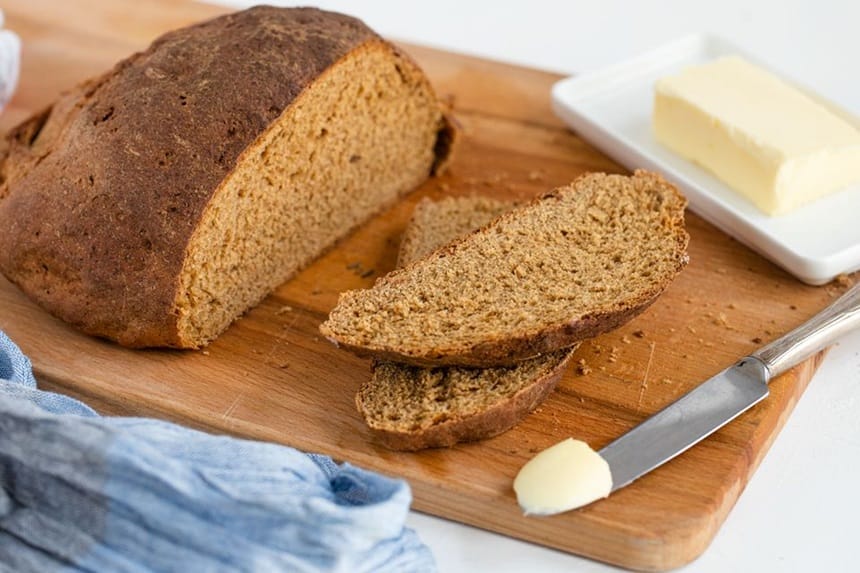 Bánh mì Roggenbrot có màu nâu sẫm đặc trưng.