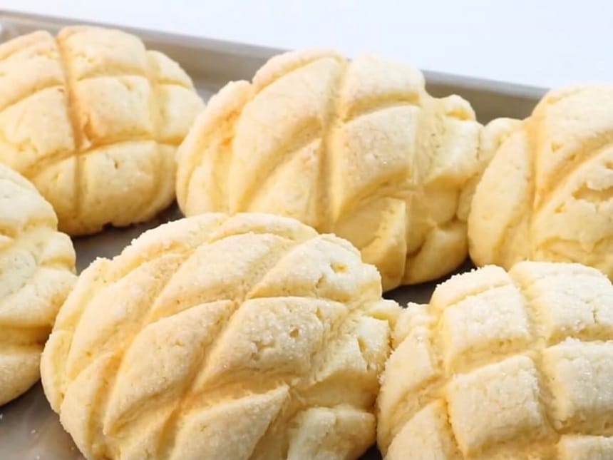 Bánh mì dưa lưới tạo ấn tượng với hình thức đẹp mắt và hương vị thơm ngon.