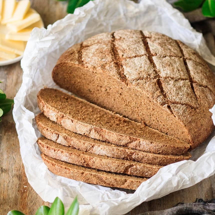Bánh mì nguyên cám giàu chất xơ và các dưỡng chất khác.