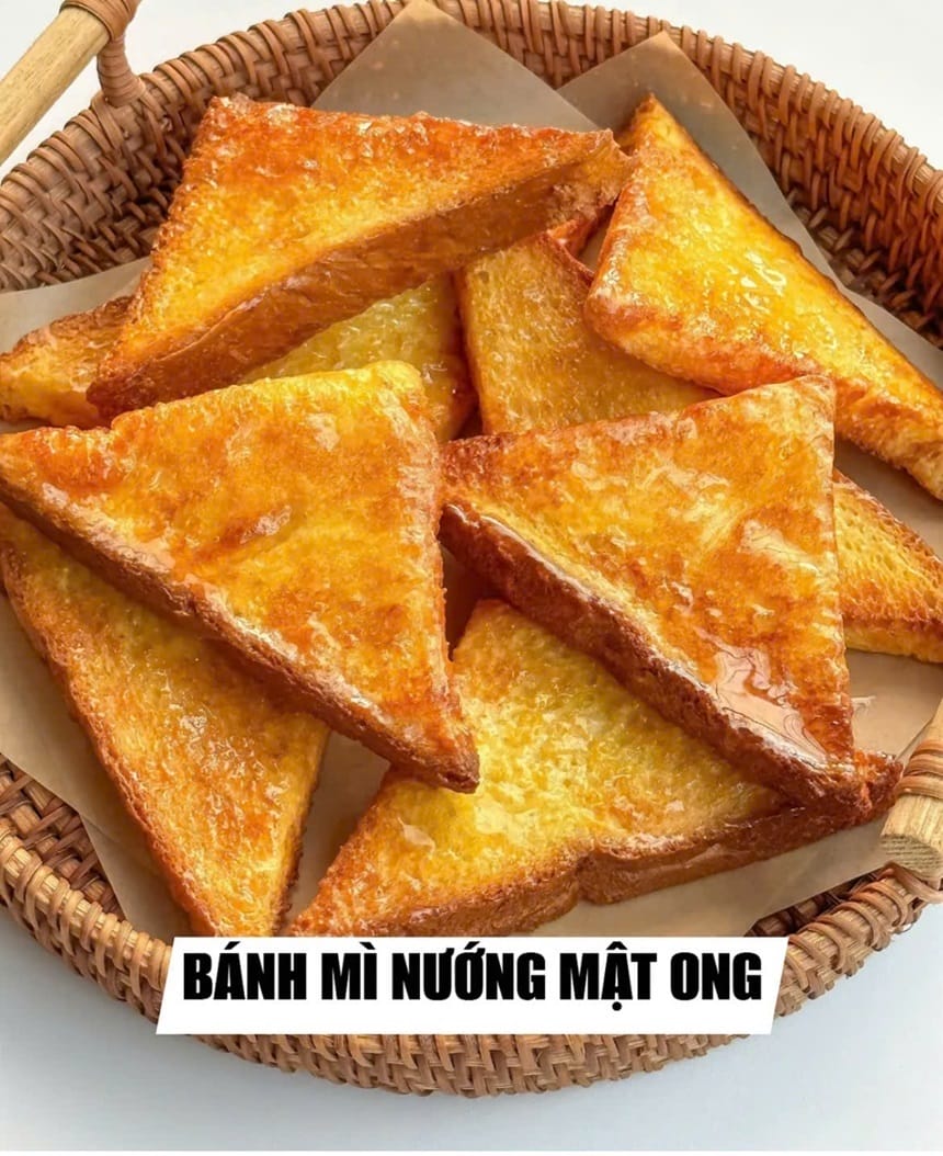 Bánh mì nướng mật ong là món ăn vặt khá quen thuộc.