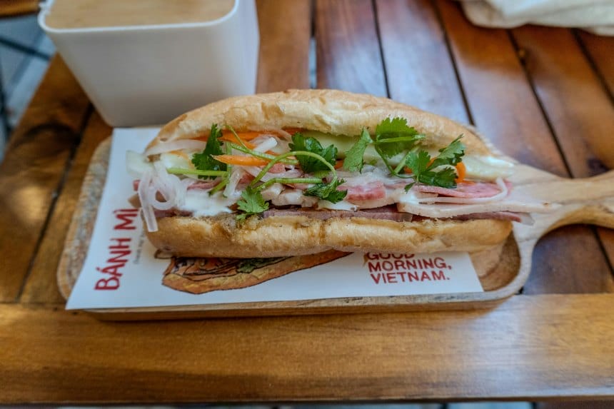 Ổ bánh mì ngon là sự kết hợp hoàn hảo giữa vỏ giòn và phần nhân đậm đà.