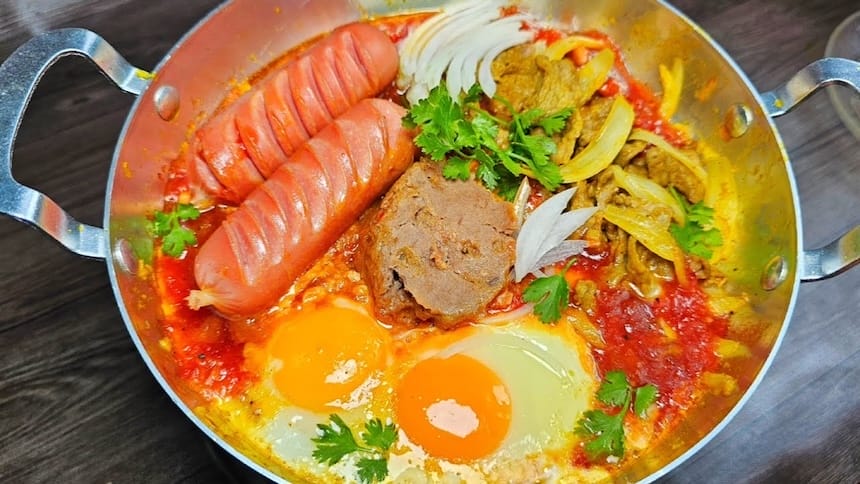 Sơ chế nguyên liệu để nấu bánh mì chảo thịt bò