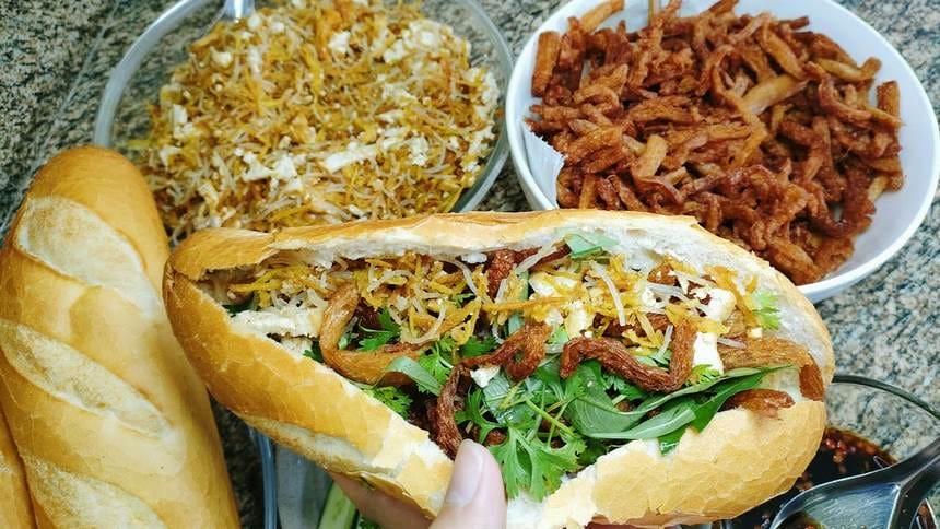 Trổ tài làm ổ bánh mì sườn chay ấm bụng cho cả gia đình.