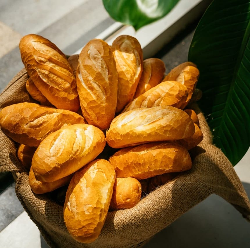 Vỏ bánh mì tại 362 có lớp vỏ mỏng giòn ngon