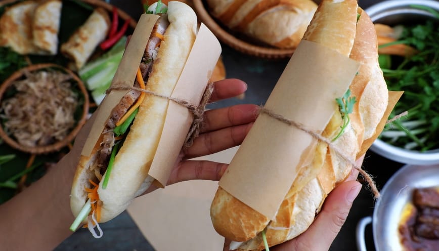 Ăn gì ở quán bánh mì cô Lành