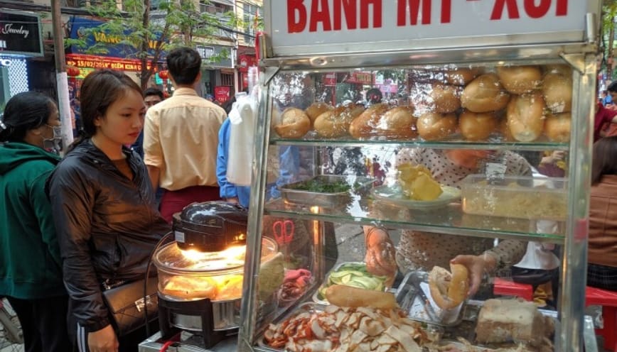 Nhiều hình thức mua bánh tại quán