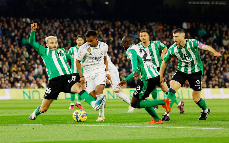 Tuyến giữa đóng vai trò quan trọng giảm tải áp lực cho hàng thủ phía sau